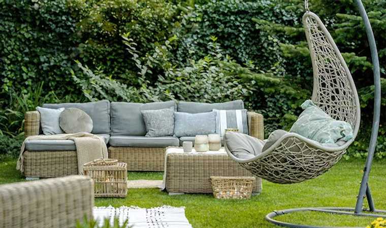 Ahşap Mobilyalar Kullanarak Doğal ve Huzurlu Bir Bahçe Ortamı Yaratmak